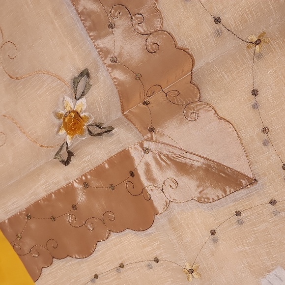 Square Table Linen/Topper - Picture 3 of 8